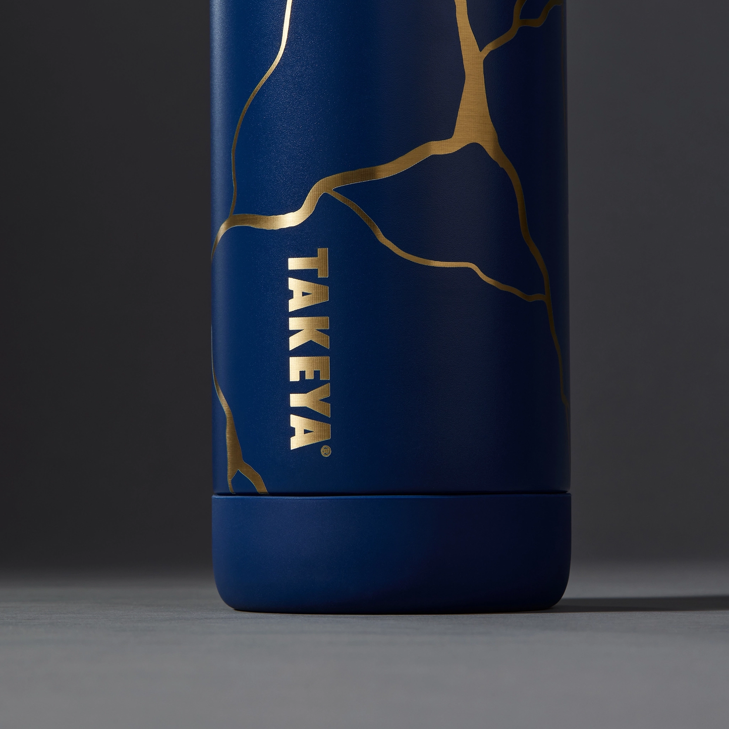 kintsugi-water-bottle-with-spout-lid-i2 51390-TK_HO25_Kintsugi_Takeya9241_Crop.png