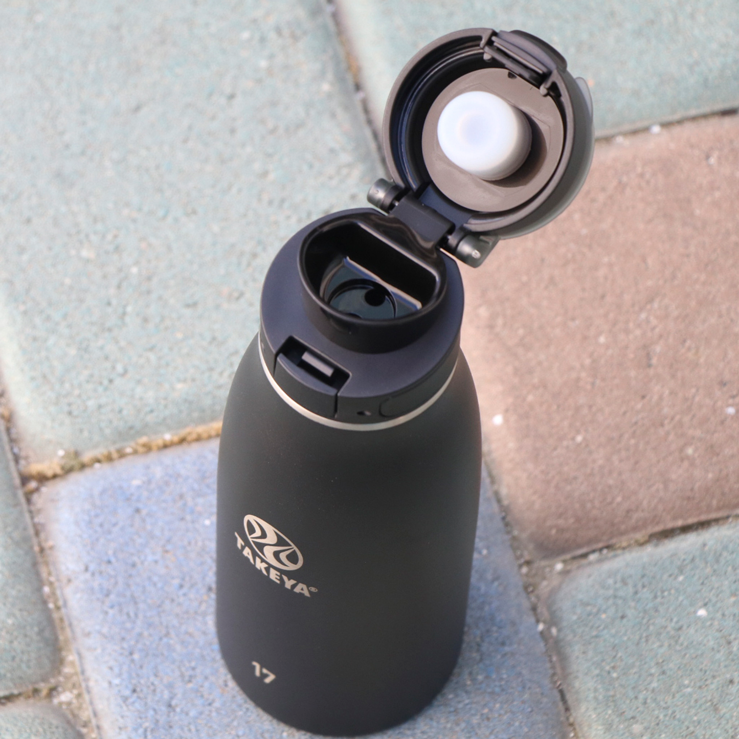 traveler-fliplocktm-lid-q9 96076-R-TravelerLid-Lifestyle-Onyx.png